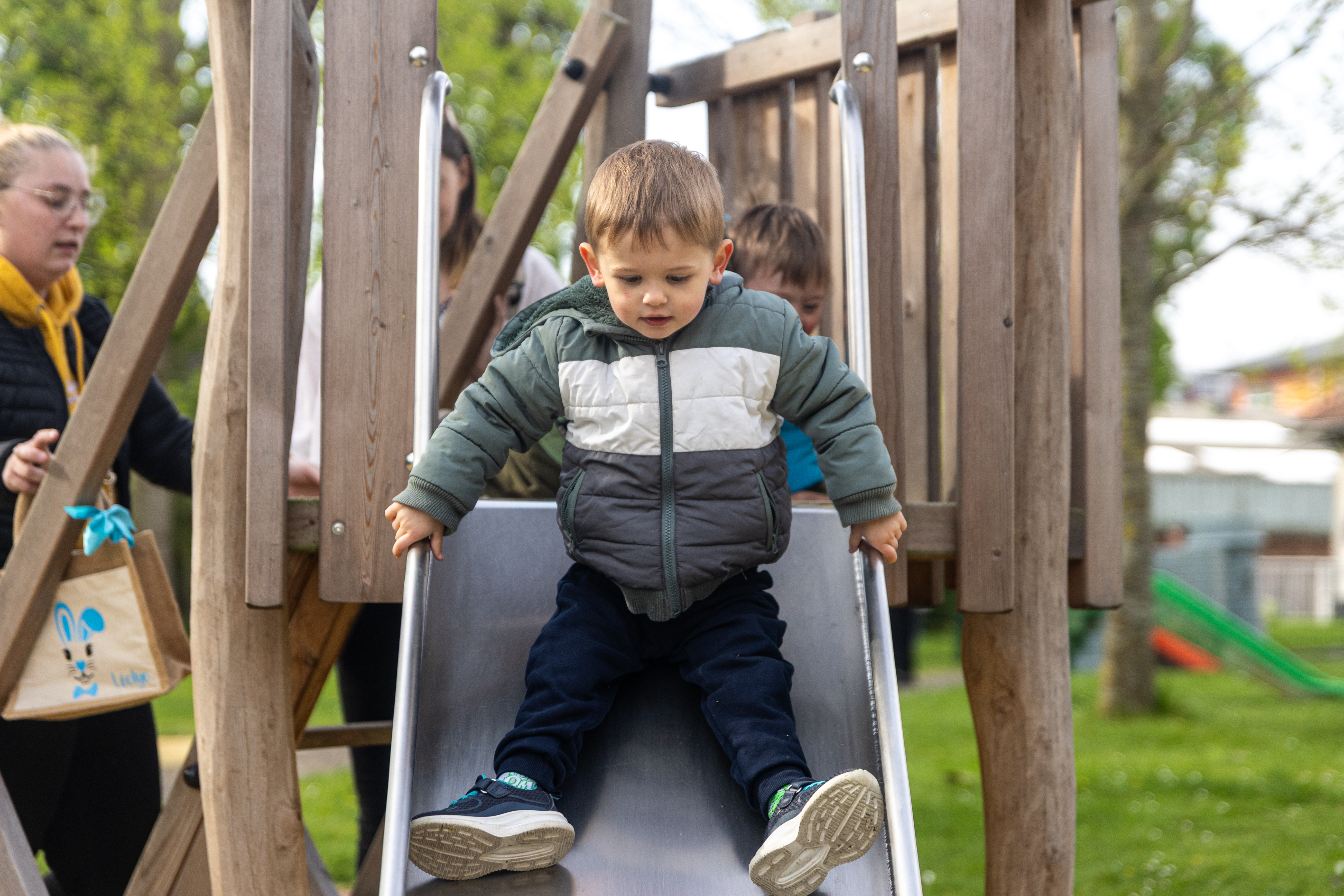Enfant descendant un tobogan