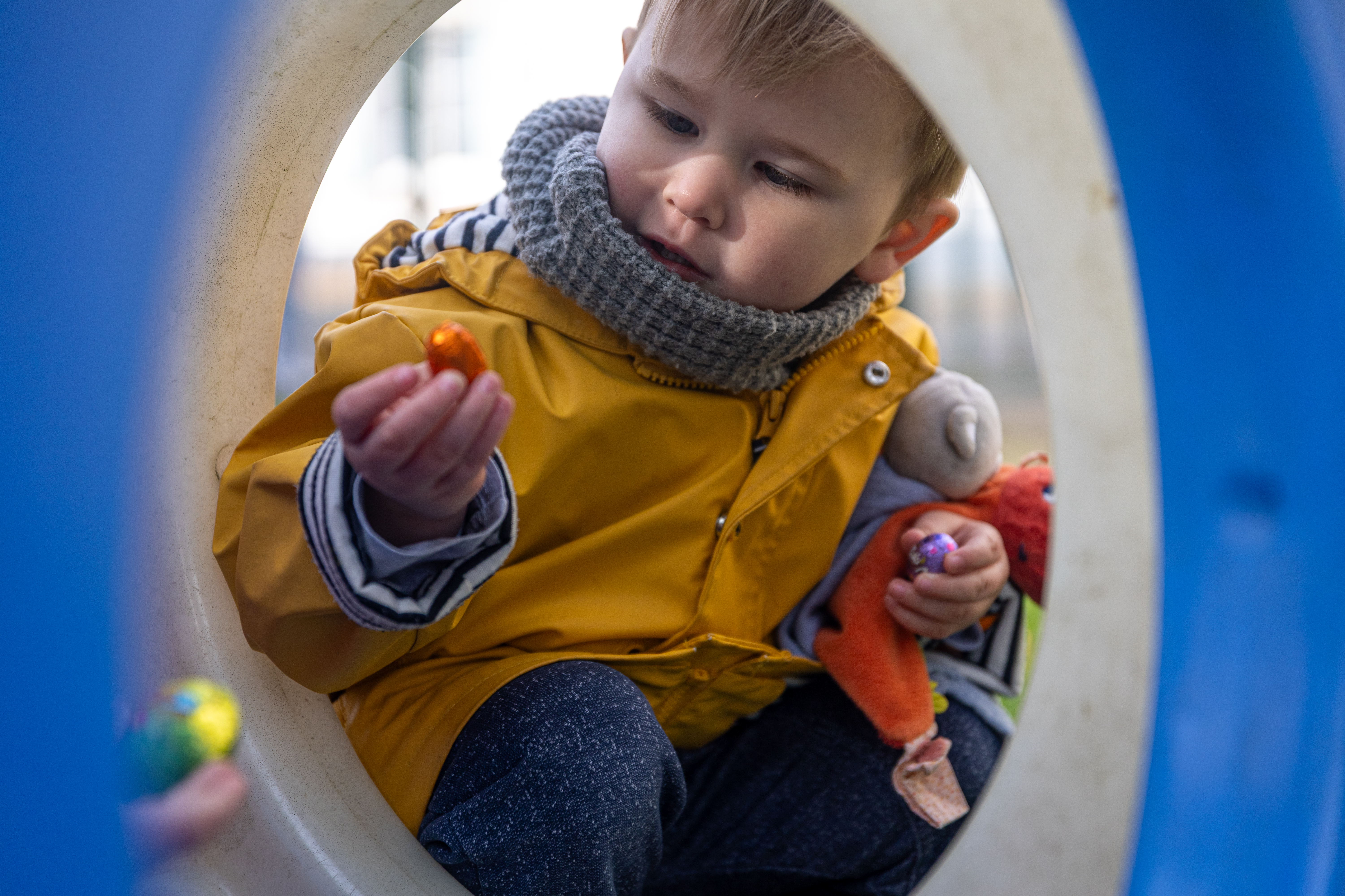 Un enfant avec un oeuf en chocolat dans sa main