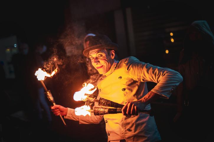 Un artiste de rue à la parade de Noël 2021