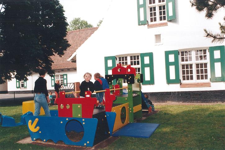 Enfants jouant dans le jardin de la crèche en 1996