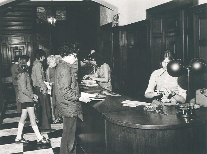 Le hall d'entrée de la bibliothèque dans les années 1970