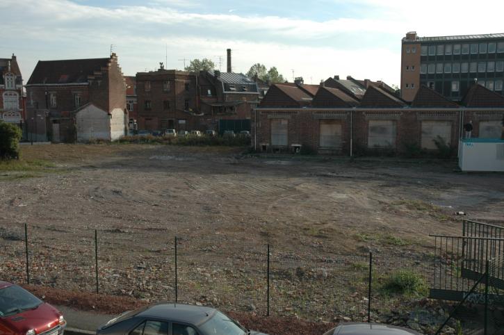 Le terrain de construction de la médiathèque l’Albatros rue Paul Pouchain avec les sheds en arrière-plan, 2005