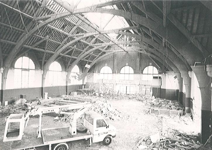 Transformation de la salle des fêtes en salle de spectacle Le Vivat en 1988