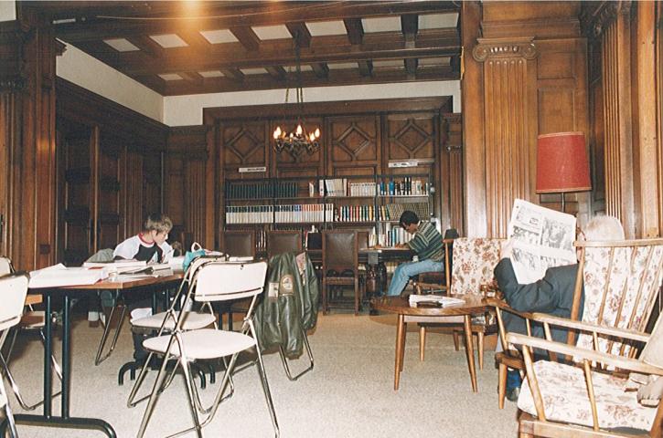 La salle de travail de la bibliothèque dans le salon de la maison Debosque en 1991