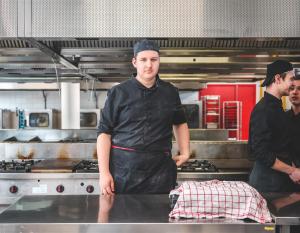 LA TABLÉE DES CHEFS: UNE DISTRIBUTION SOLIDAIRE DE REPAS