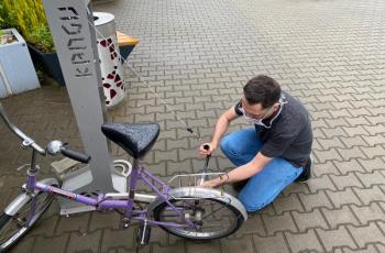 Borne de gonflage et réparation de vélo