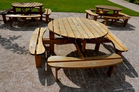 Bancs et table