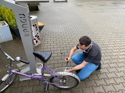 Borne de gonflage et réparation de vélo